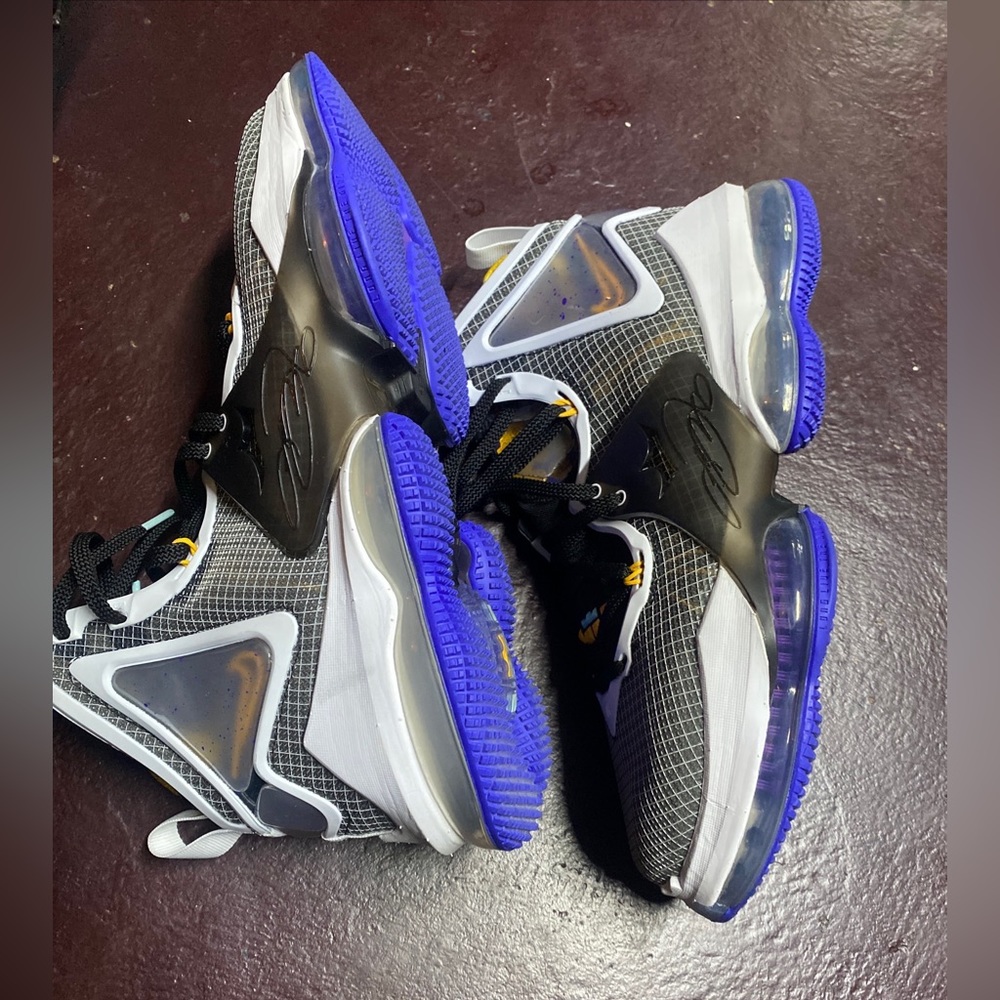 Lebron 19 Graduate